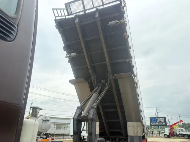 いすゞ ギガ QKG-CYM77AM(6x2)の写真13