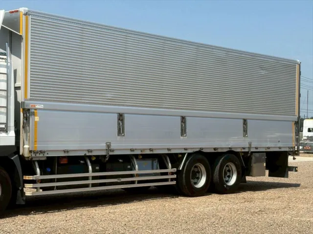 日野 プロフィア QPG-FR1EXEG(6x2)の写真6