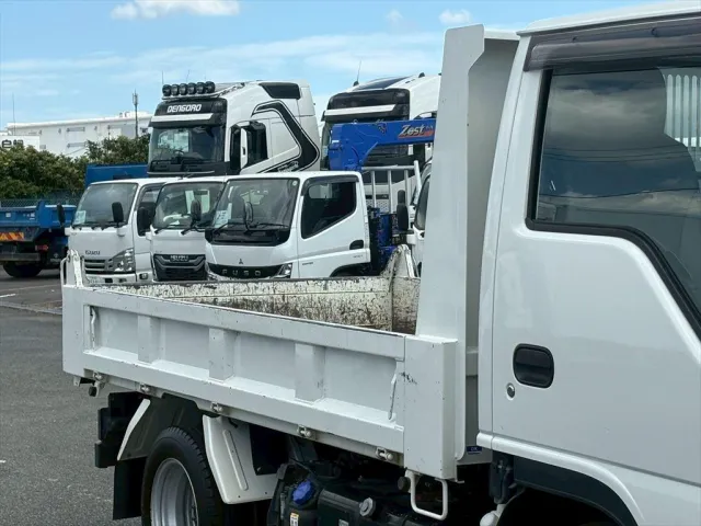 いすゞ エルフ 2RG-NJR88AD(2WD)の写真5