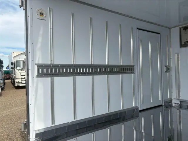 三菱 キャンター 2RG-FBA20(2WD)の写真9