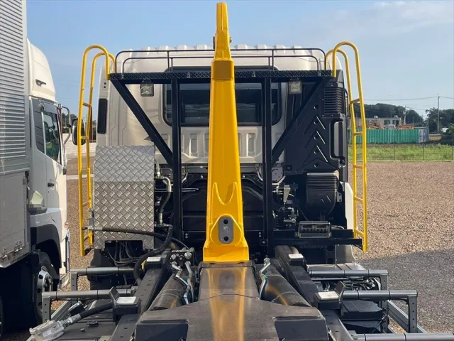 いすゞ ギガ 2PG-CYZ77DM(6x4)の写真7