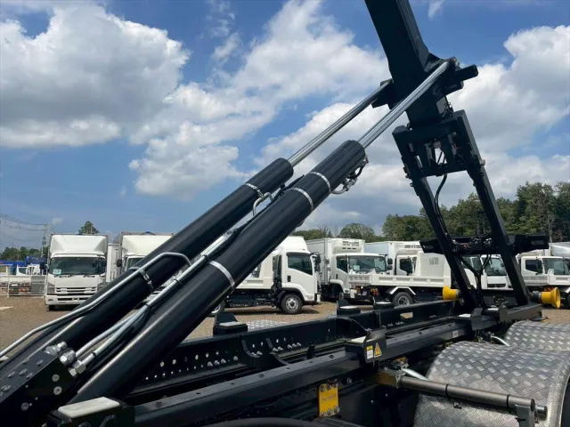 いすゞ ギガ 2PG-CYZ77DM(6x4)の写真9