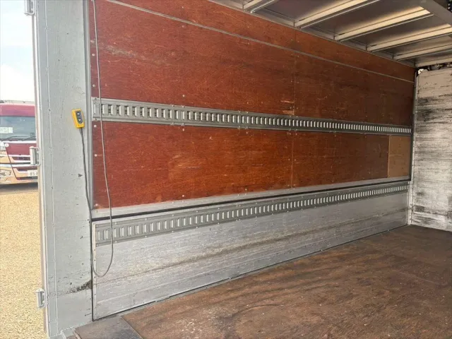 いすゞ エルフ BDG-NPR85AN(2WD)の写真9