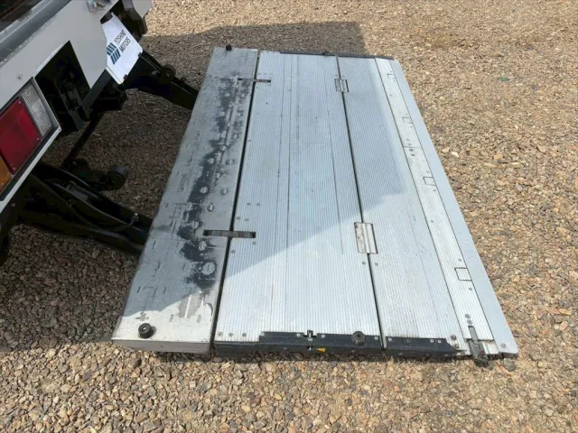 いすゞ エルフ BDG-NPR85AN(2WD)の写真12