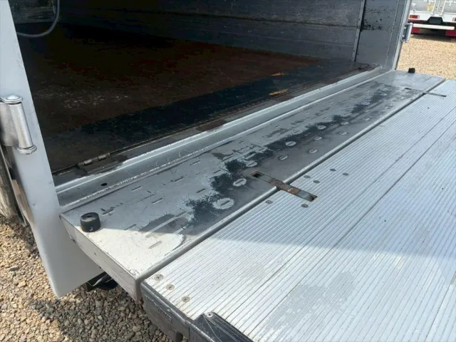 いすゞ エルフ BDG-NPR85AN(2WD)の写真13