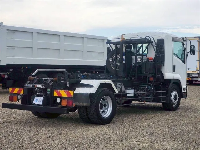 いすゞ フォワード LKG-FTR90S2(2WD)の写真4