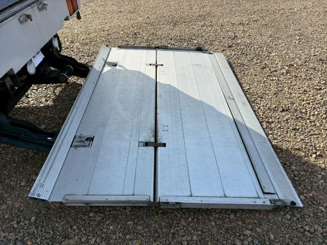 いすゞ フォワード TKG-FRR90T2(2WD)の写真12