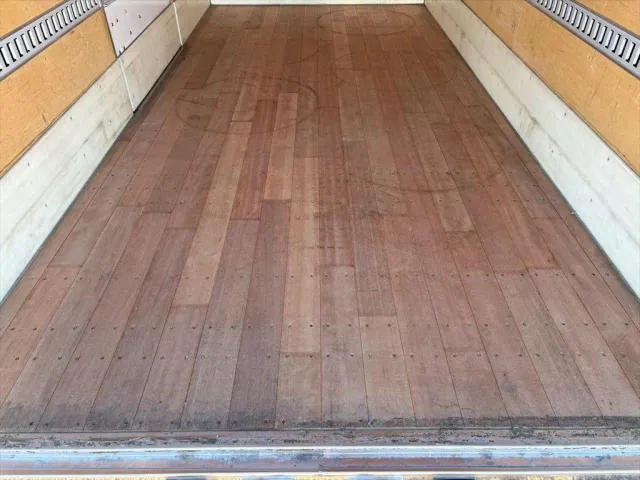 いすゞ エルフ 2RG-NPR88YN(2WD)の写真8