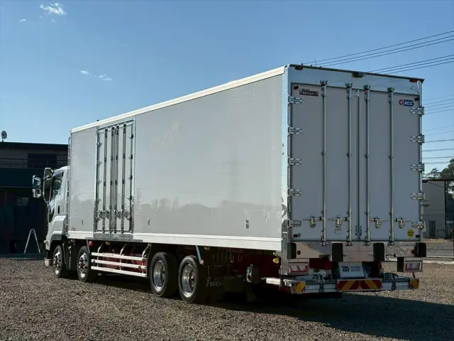 いすゞ ギガ 2KG-CYJ77C(8x4)の写真3