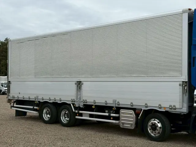 いすゞ ギガ QPG-CYJ77B(8x4)の写真5