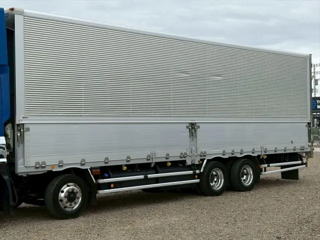 いすゞ ギガ QPG-CYJ77B(8x4)の写真6