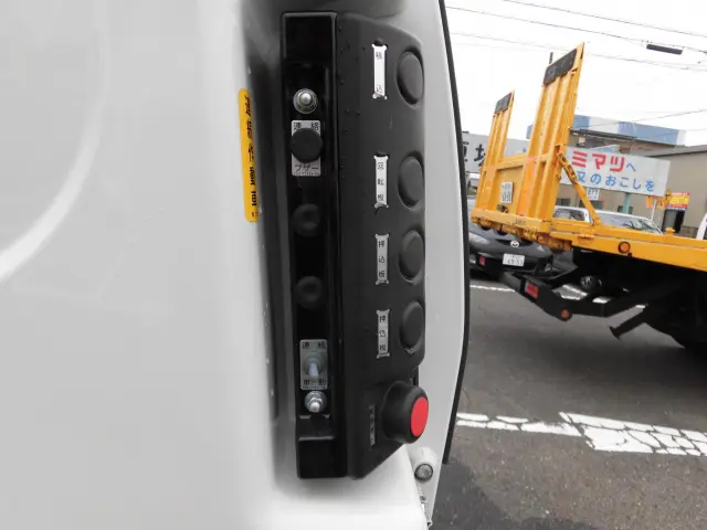 いすゞ エルフ 2PG-NPR88YM(2WD)の写真13