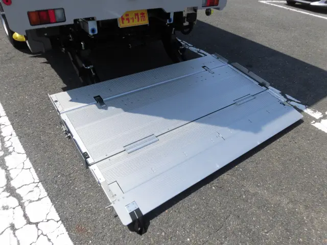 いすゞ エルフ 2TG-NPR88AM(2WD)の写真13