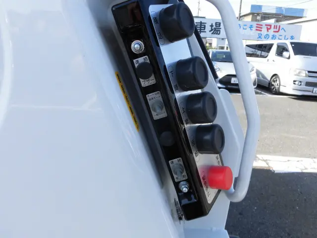 いすゞ エルフ 2PG-NPR88YM(2WD)の写真11