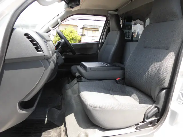 トヨタ ハイエースバン QDF-GDH201V(2WD)の写真26