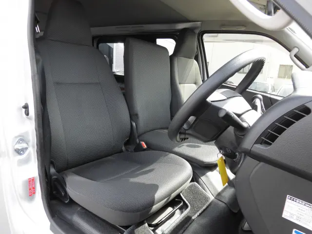 トヨタ ハイエースレジアス QDF-GDH201V(2WD)の写真19