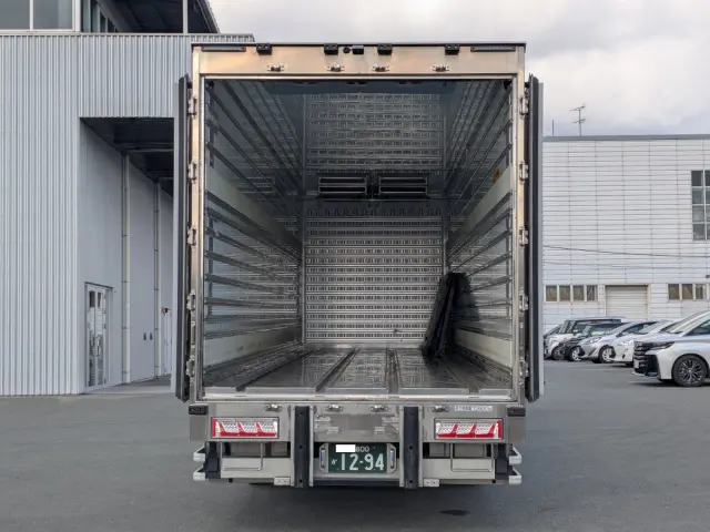 いすゞ ギガ 2PG-CYJ77C(8x4)の写真9