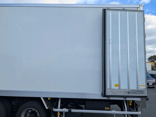 いすゞ ギガ 2PG-CYJ77C(8x4)の写真10