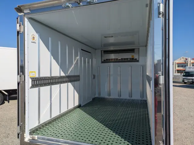 三菱 キャンター 2RG-FBAV0(2WD)の写真21