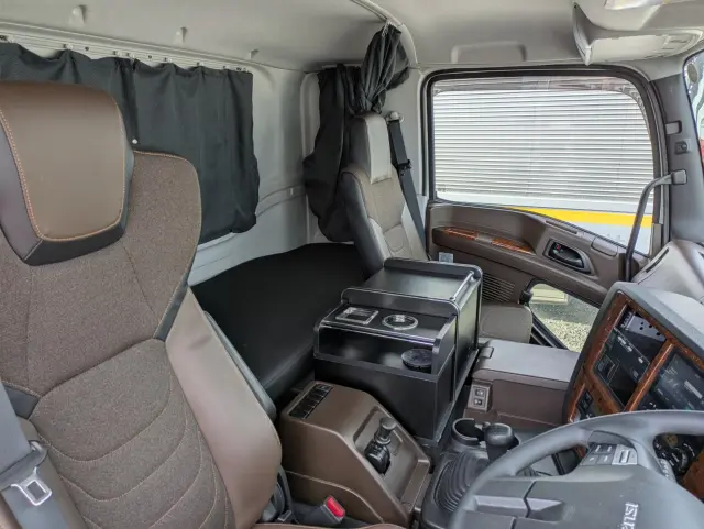 いすゞ ギガ 2PG-CYL77D(6x2)の写真43