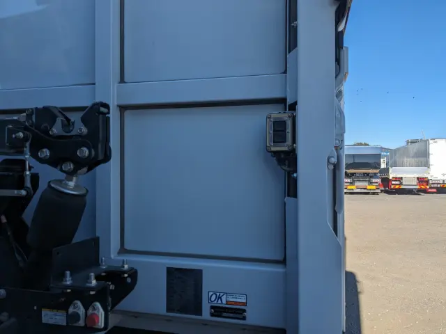 日野 プロフィア 2DG-FR1AHG(6x2)の写真44