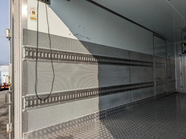 いすゞ フォワード 2PG-FRR90T2(2WD)の写真23