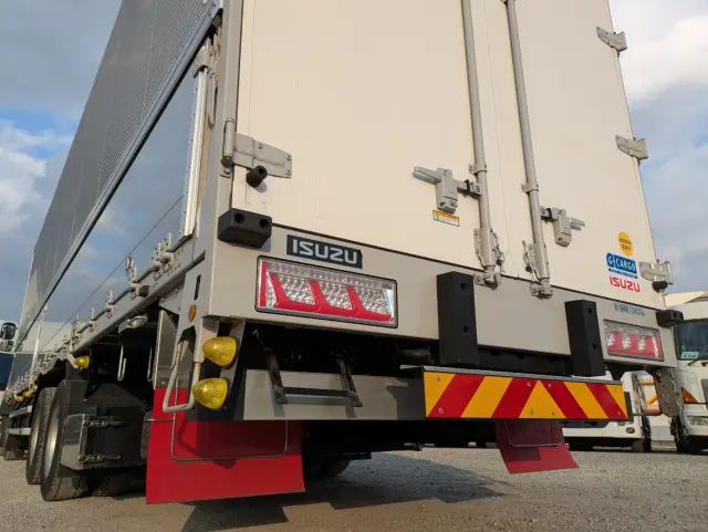 いすゞ ギガ 2PG-CYJ77D(8x4)の写真7