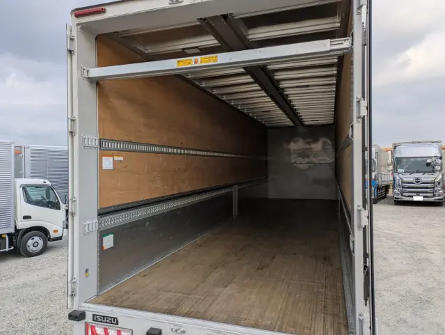 いすゞ ギガ 2PG-CYJ77D(8x4)の写真18