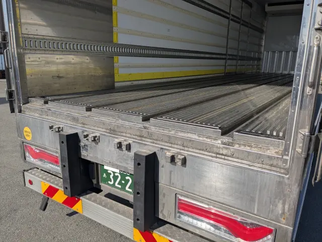 日野 プロフィア 2DG-FR1AHC(6x2)の写真21