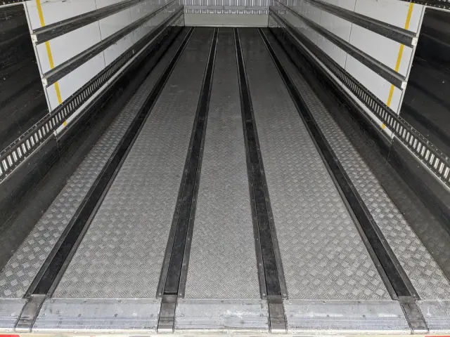 UD クオン 2PG-CD5CE(6x2)の写真15