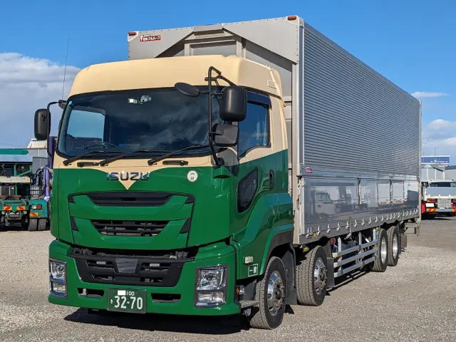 いすゞ ギガ 2PG-CYJ77C(8x4)の写真1