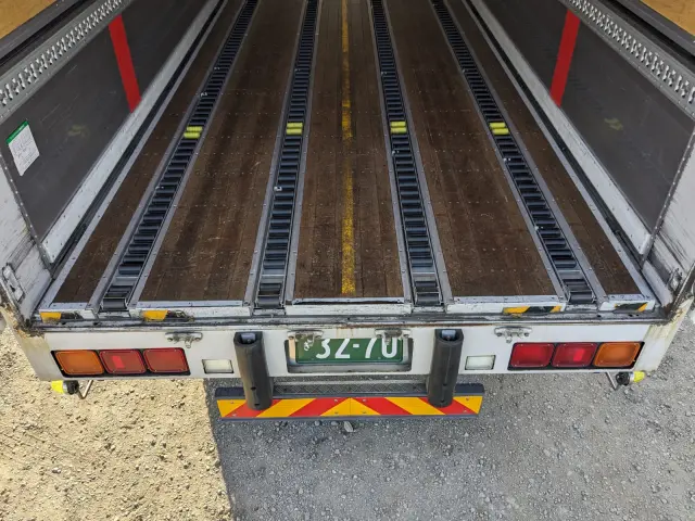 いすゞ ギガ 2PG-CYJ77C(8x4)の写真9