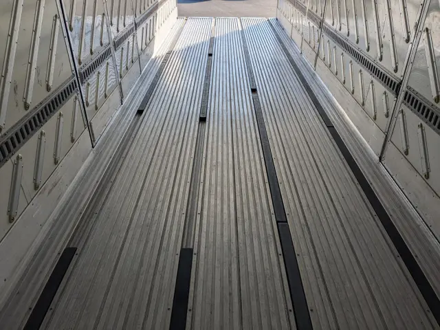 日野 プロフィア QPG-FR1EXEG(6x2)の写真30