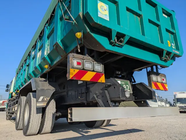 いすゞ ギガ QKG-CYM77A(6x2)の写真6