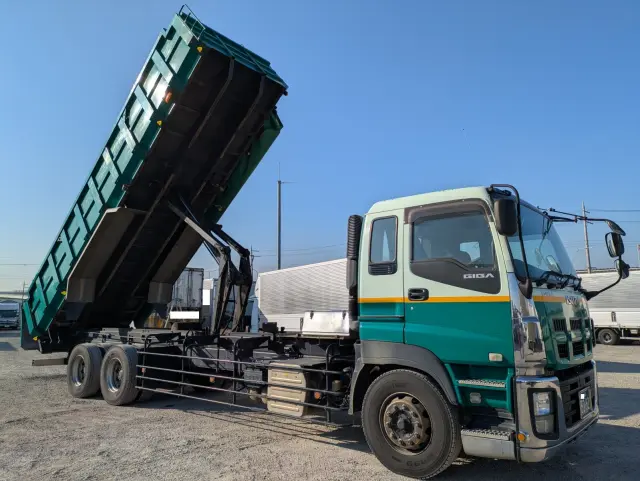 いすゞ ギガ QKG-CYM77A(6x2)の写真11