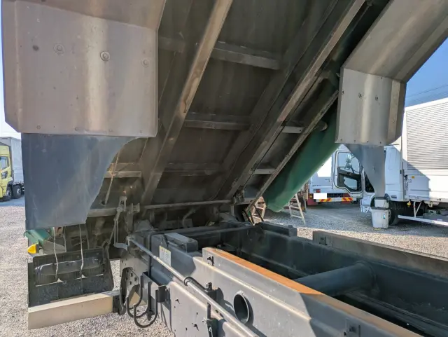 いすゞ ギガ QKG-CYM77A(6x2)の写真15