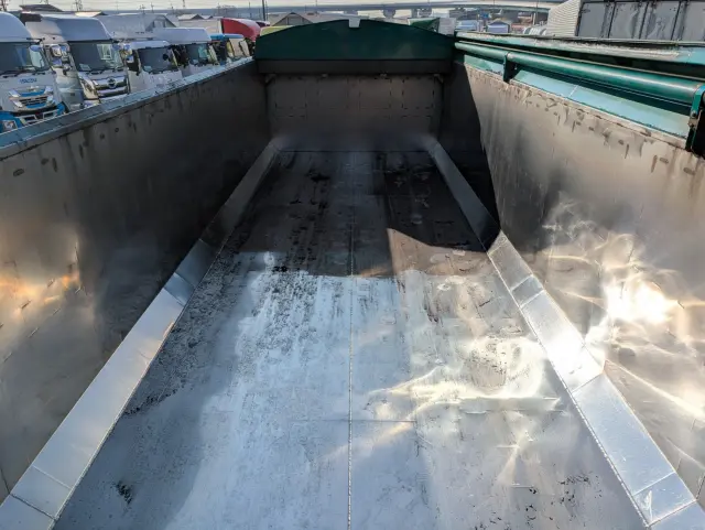 いすゞ ギガ QKG-CYM77A(6x2)の写真24