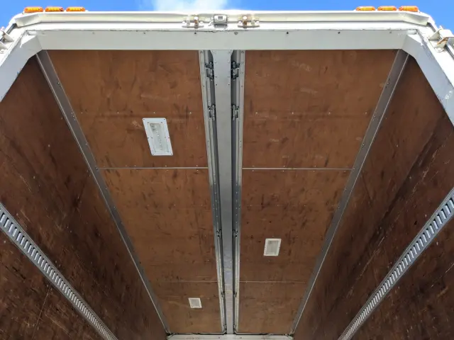 いすゞ フォワード TKG-FRR90T2(2WD)の写真10