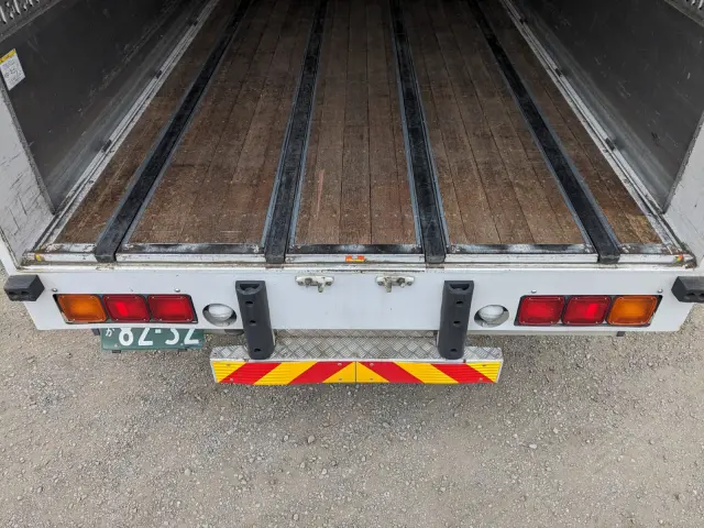 いすゞ ギガ QKG-CYJ77B(8x4)の写真10