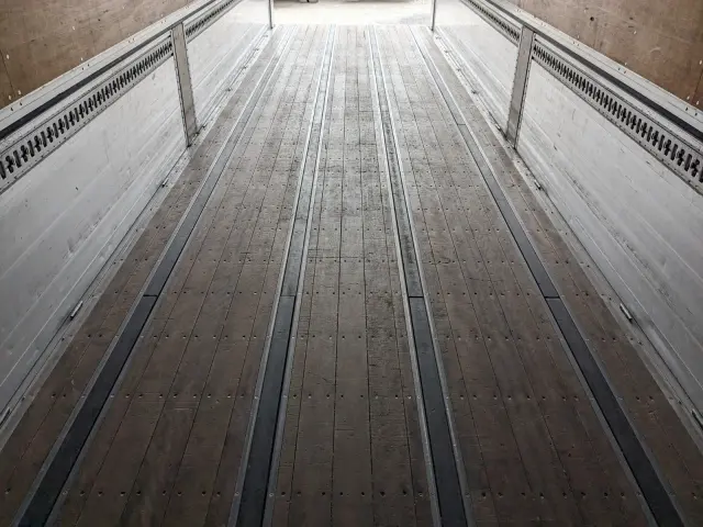 いすゞ ギガ QKG-CYJ77B(8x4)の写真17