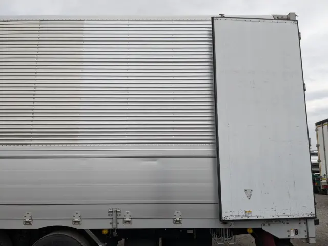 いすゞ ギガ QKG-CYJ77B(8x4)の写真21