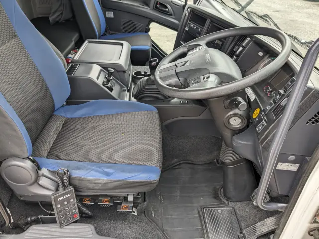 いすゞ ギガ QKG-CYJ77B(8x4)の写真39