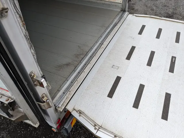 いすゞ フォワード TKG-FRR90S2(2WD)の写真15