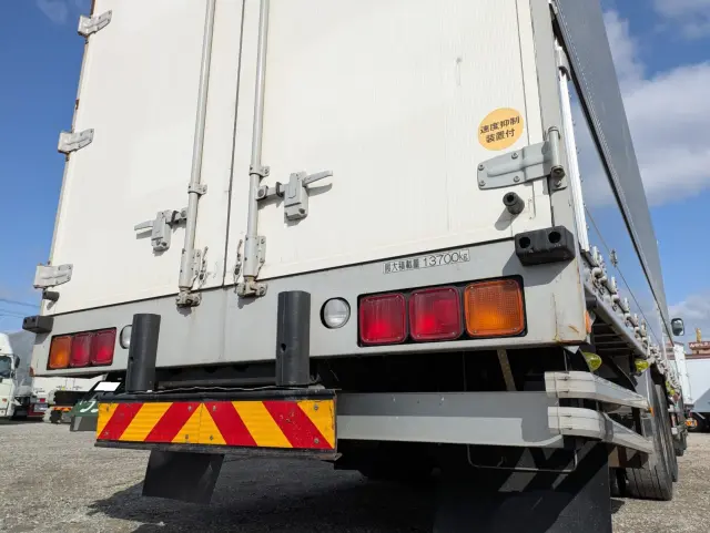 いすゞ ギガ QKG-CYJ77B(8x4)の写真9