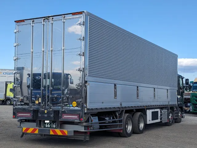 いすゞ ギガ 2PG-CYJ77C(8x4)の写真4