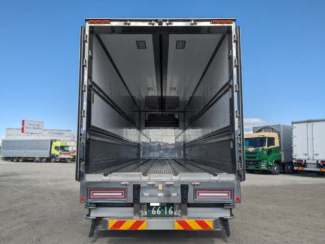 いすゞ ギガ 2PG-CYJ77C(8x4)の写真10