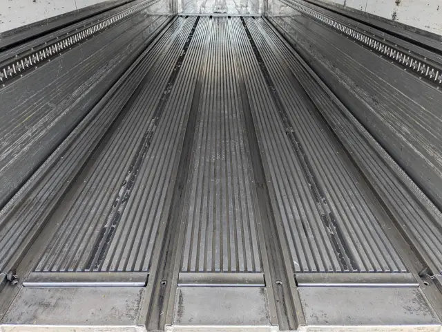 いすゞ ギガ 2PG-CYJ77C(8x4)の写真12