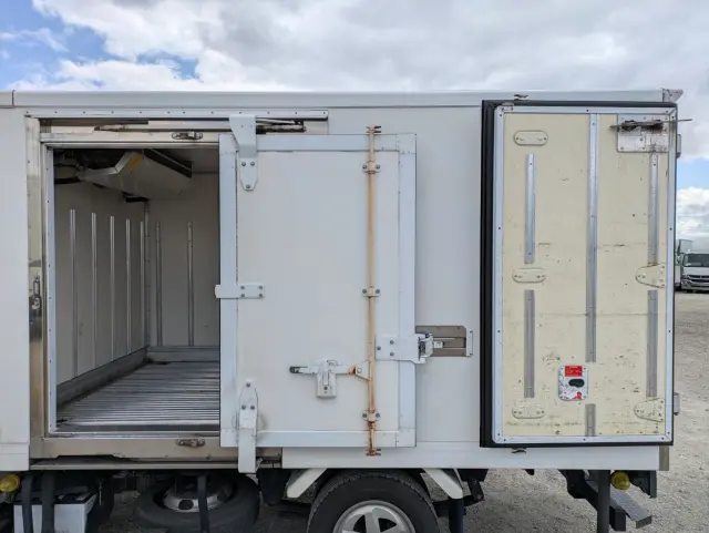 いすゞ エルフ TPG-NLR85AN(2WD)の写真21