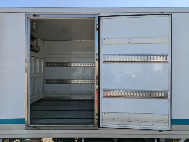 いすゞ フォワード 2PG-FRR90S2(2WD)の写真19