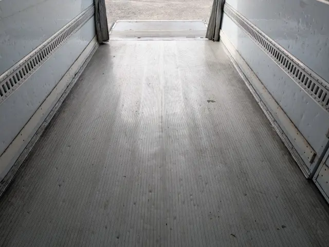 いすゞ フォワード 2PG-FRR90T2(2WD)の写真18